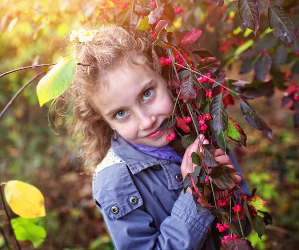 Ritratto Una Graziosa Bambina Una Giornata Autunnale — Foto Stock