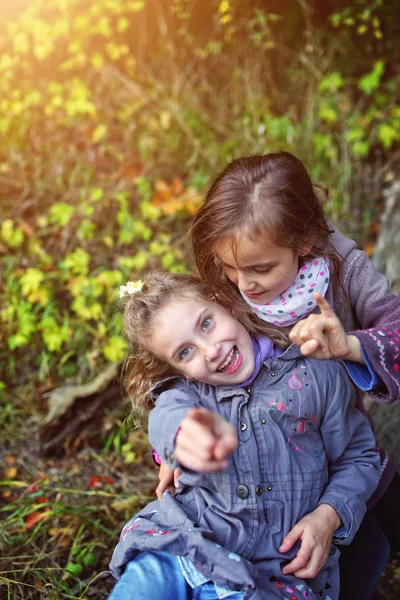 Two Sisters Laughing — Stock Photo, Image