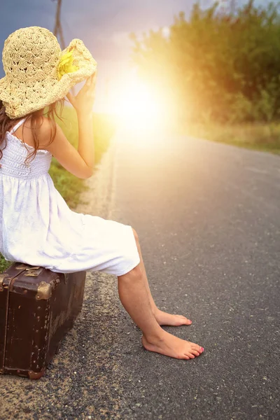 Seyahat Için Bavul Güneşli Bir Genç Kızla Bekliyor — Stok fotoğraf