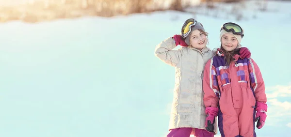 Młode Dziewczyny Szczęśliwy Zabawy Słoneczny Dzień Zimy — Zdjęcie stockowe