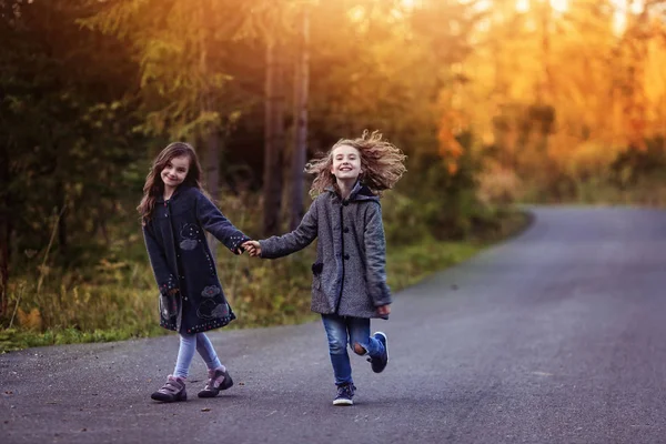 İki arkadaş sonbahar günü eğlenmek