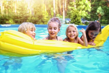 Havuzda çocuklar eğlenin