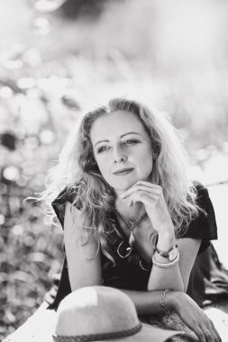 düşünceli güzel kız gelecek hakkında düşünme