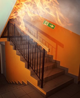 merdiven binanın içinde ateş