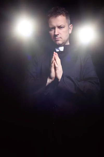Ιερέας Προσεύχεται Μαύρο Φόντο — Φωτογραφία Αρχείου