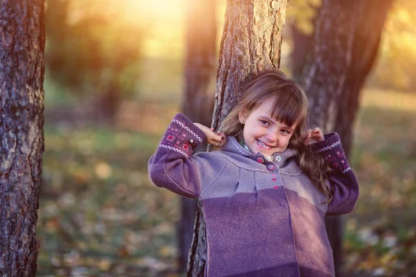 Ritratto Una Giovane Ragazza Nel Parco — Foto Stock