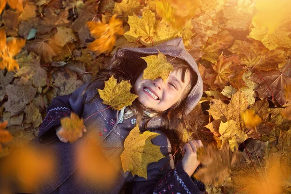 Jeune Fille Couchée Dans Des Feuilles Colorées — Photo