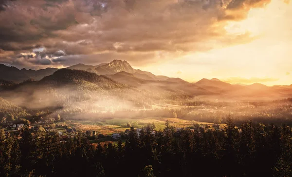 Schöner Sonnenuntergang Einem Bergigen Land — Stockfoto