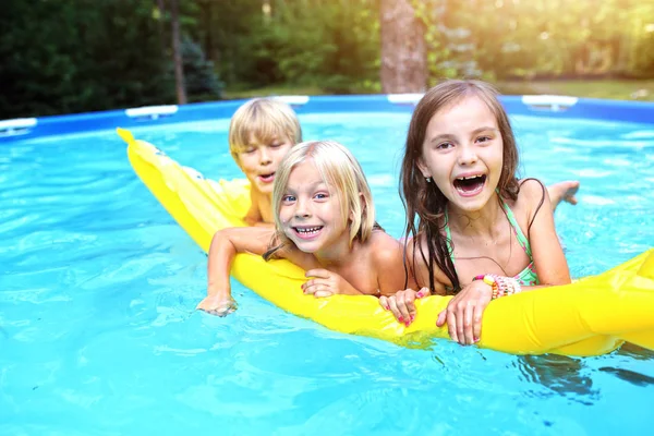 Mladí Přátelé Zahradní Bazén — Stock fotografie