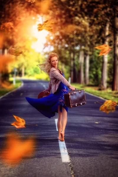 Šťastná Dívka Tančí Slunečný Podzimní Den — Stock fotografie