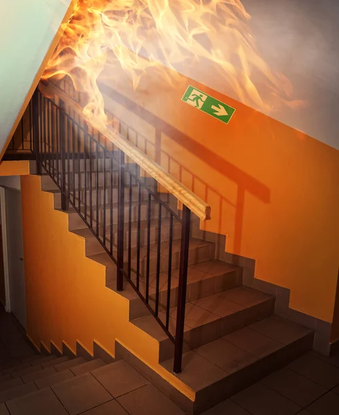 建筑物楼梯上的火 — 图库照片