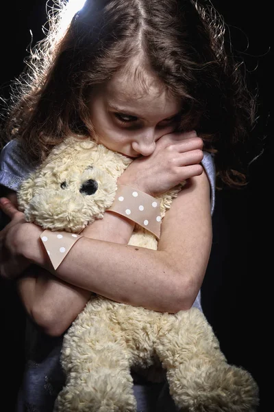 Trauriges Und Depressives Mädchen Hält Einen Teddybär Der Hand — Stockfoto