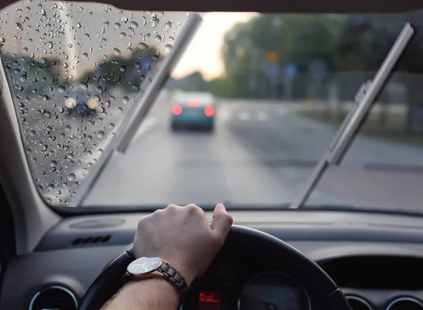 Autóvezetés Egy Szürke Felhős Esős Napon — Stock Fotó