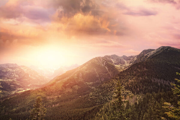 красивый и красочный вид на Татры
