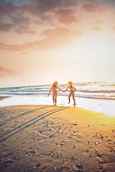 Genç Kızların Eğlenceli Bir Plaj Var — Stok fotoğraf