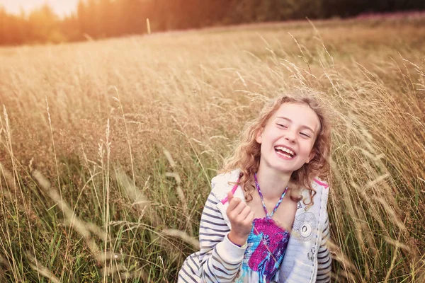 Entzückendes Kleines Mädchen Umarmt Auf Der Wiese Und Lächelt Aufrichtig — Stockfoto