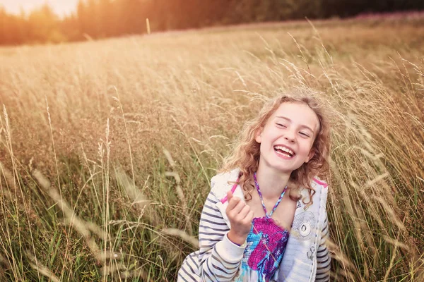 Adorable Petite Fille Câlins Dans Prairie Sourit Sincèrement — Photo