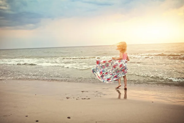 Bir Elbise Sahilde Dans Kaygısız Kız — Stok fotoğraf