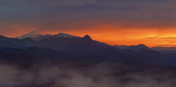 Πανοραμική Θέα Στο Βουνό Κάτω Από Τον Ήλιο Κάτω Από — Φωτογραφία Αρχείου