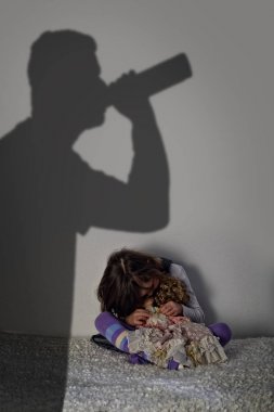 Alkollü üst ve üzgün çocuk