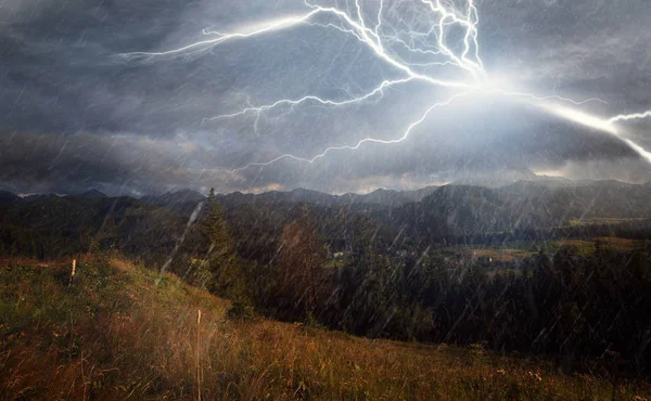Sturm Und Regen Über Den Bergen — Stockfoto