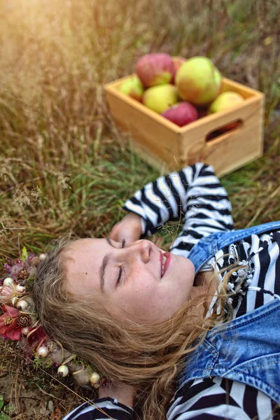 Šťastná Mladá Dívka Věncem Mýtině — Stock fotografie