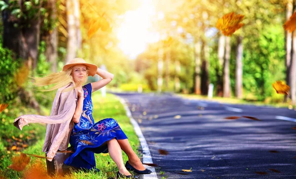 Mulher Divertida Chapéu Dia Ventoso Está Esperando Estrada — Fotografia de Stock