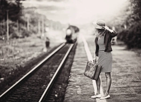 Mulher Está Esperando Por Trem Vapor — Fotografia de Stock