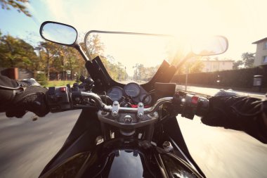 Güneşli bir günde motosiklet sürmek