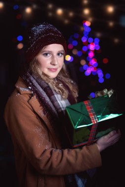 Yılbaşı hediyesiyle gülümseyen genç kız