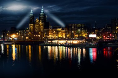 Amsterdam kanallarının gece manzarası