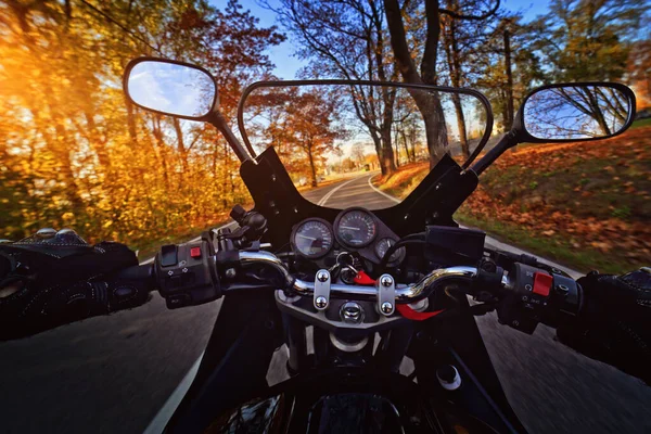 在秋日阳光明媚的日子骑摩托车 — 图库照片