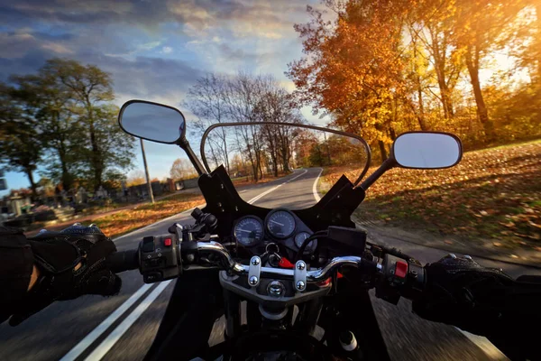 秋の晴れた日にバイクを運転する — ストック写真
