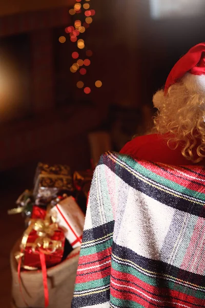 Santa Claus Está Viendo Televisión Cabaña —  Fotos de Stock