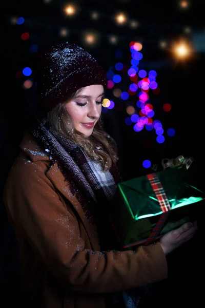 Giovane Ragazza Che Tiene Regalo Sera Inverno — Foto Stock