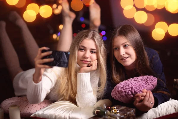 Young Teens Spend Time Winter Evening — 스톡 사진