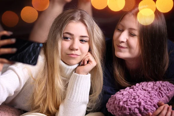 Giovani Adolescenti Stanno Facendo Selfie Sera Inverno — Foto Stock
