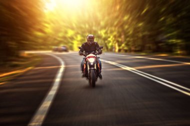 Güzel bir yaz gününde motosiklet gezisi