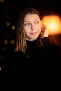 Neşeli bir günde karamsar ışık altında genç bir kız