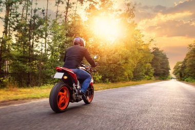 Güneşli bir günde motosiklet sürmek