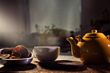 Sürahide çay demliyorum.