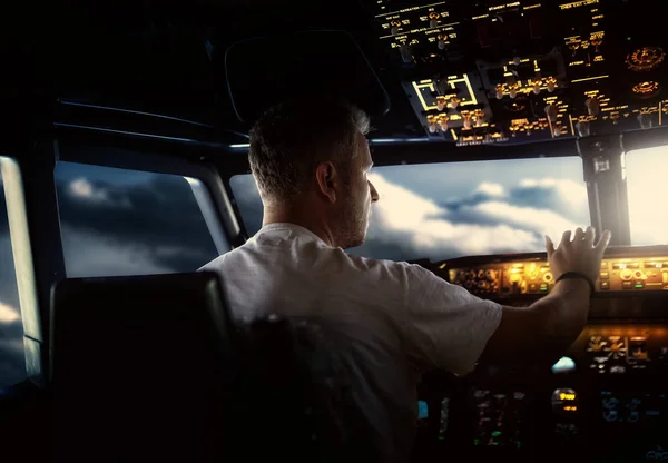 Пілот Перемикає Кнопки Кабіні Літака — стокове фото