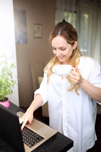 Smiling Woman Working Home Drinking Coffee — Stock Photo, Image