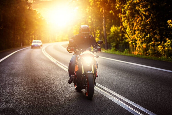 вождение мотоцикла в солнечный день
