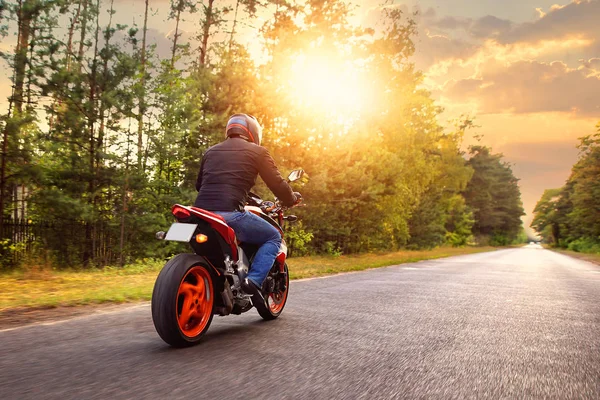 在阳光灿烂的日子里骑摩托车 — 图库照片