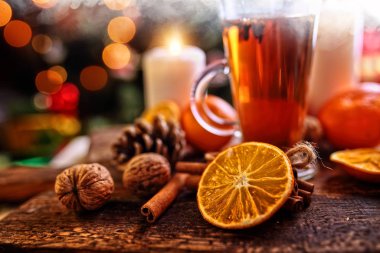 Karanfilli ve limonlu kış çayı