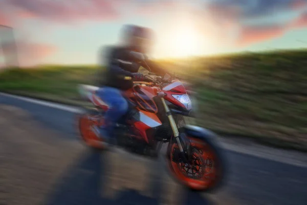 Motorcyclist Rides Fast Beautiful Sunny Day — Stock Photo, Image