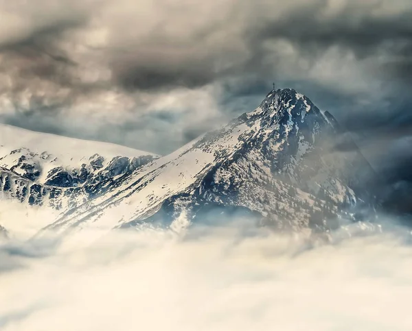 Picos Nevados Día Ventoso Las Montañas Polacas Tatras — Foto de Stock