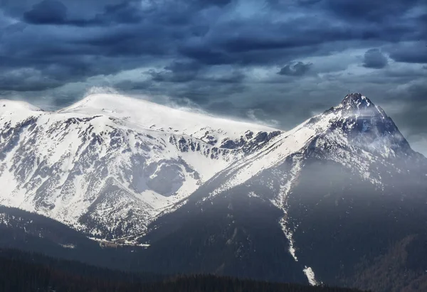 Χιονισμένες Κορυφές Και Μια Θυελλώδης Μέρα Στα Πολωνικά Βουνά — Φωτογραφία Αρχείου