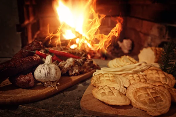 焼きたてのおいしい食べ物 ソーセージ ニンニク 高地の燻製チーズ — ストック写真
